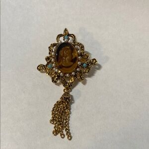 Vintage | Elegant Gold Cameo Brooch with Pearlized & Turquoise coloured Accents